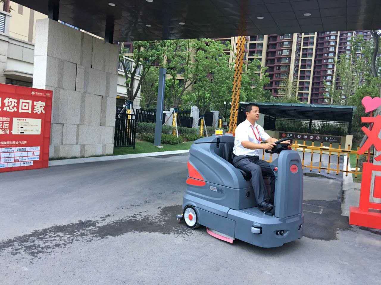 学校用洗地车