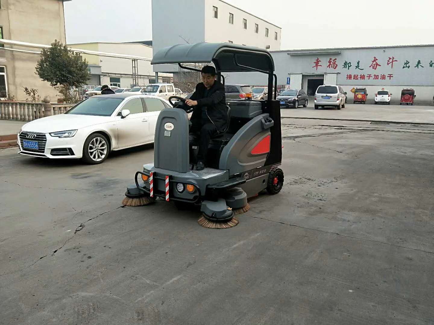 工厂清洁为什么用电动扫地车?