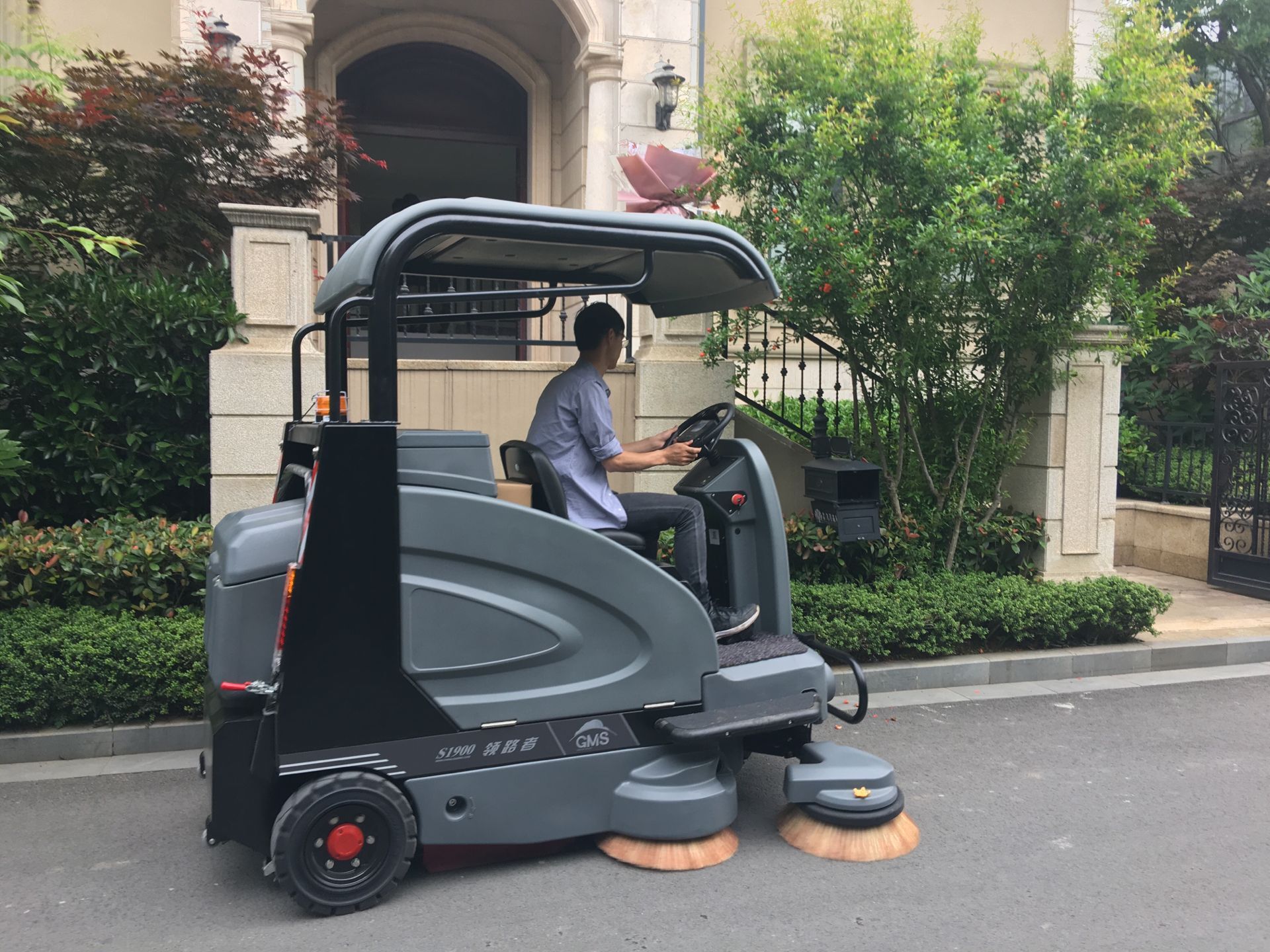 中国驾驶扫地机品牌