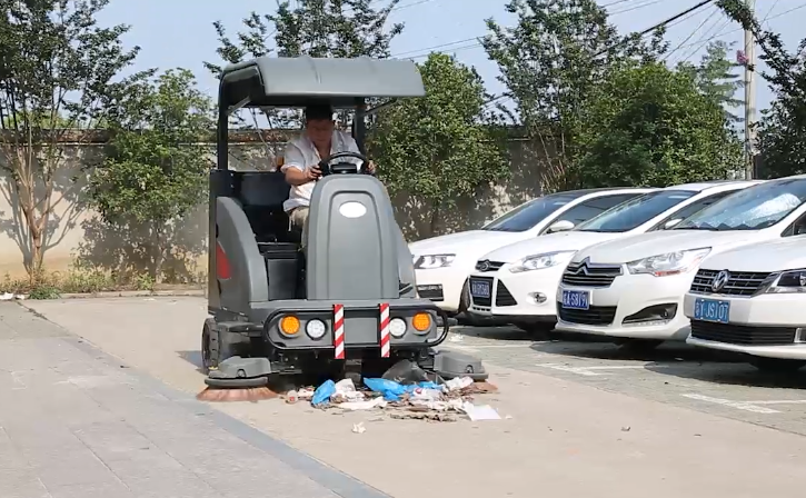 驾驶式扫地车